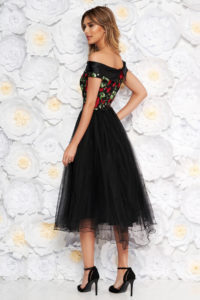Rochie Artista neagra de ocazie in clos cu umeri goi din tul brodata captusita pe interior