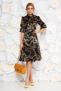 Rochie PrettyGirl neagra eleganta in clos din material satinat captusita pe interior cu volanase la baza rochiei