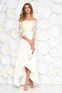 Rochie StarShinerS alba de ocazie asimetrica cu umeri goi din bumbac cu insertii de broderie