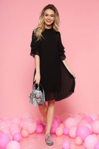 Rochie SunShine neagra casual cu croi larg din voal plisat captusita pe interior cu volanase la maneca