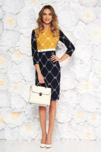 Rochie albastra-inchis de zi eleganta cu un croi mulat din material usor elastic cu imprimeuri grafice