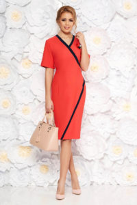 Rochie corai eleganta tip creion cu decolteu in v din stofa accesorizata cu brosa