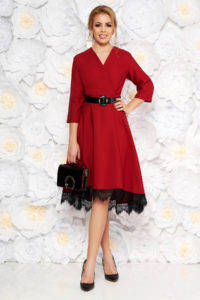 Rochie visinie eleganta din stofa neelastica in clos cu aplicatii de dantela cu accesoriu tip curea