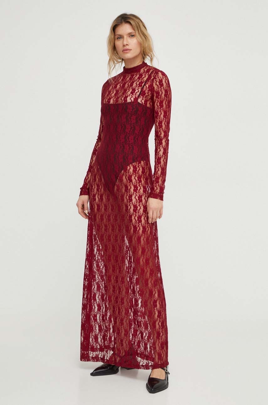 Résumé rochie culoarea bordo