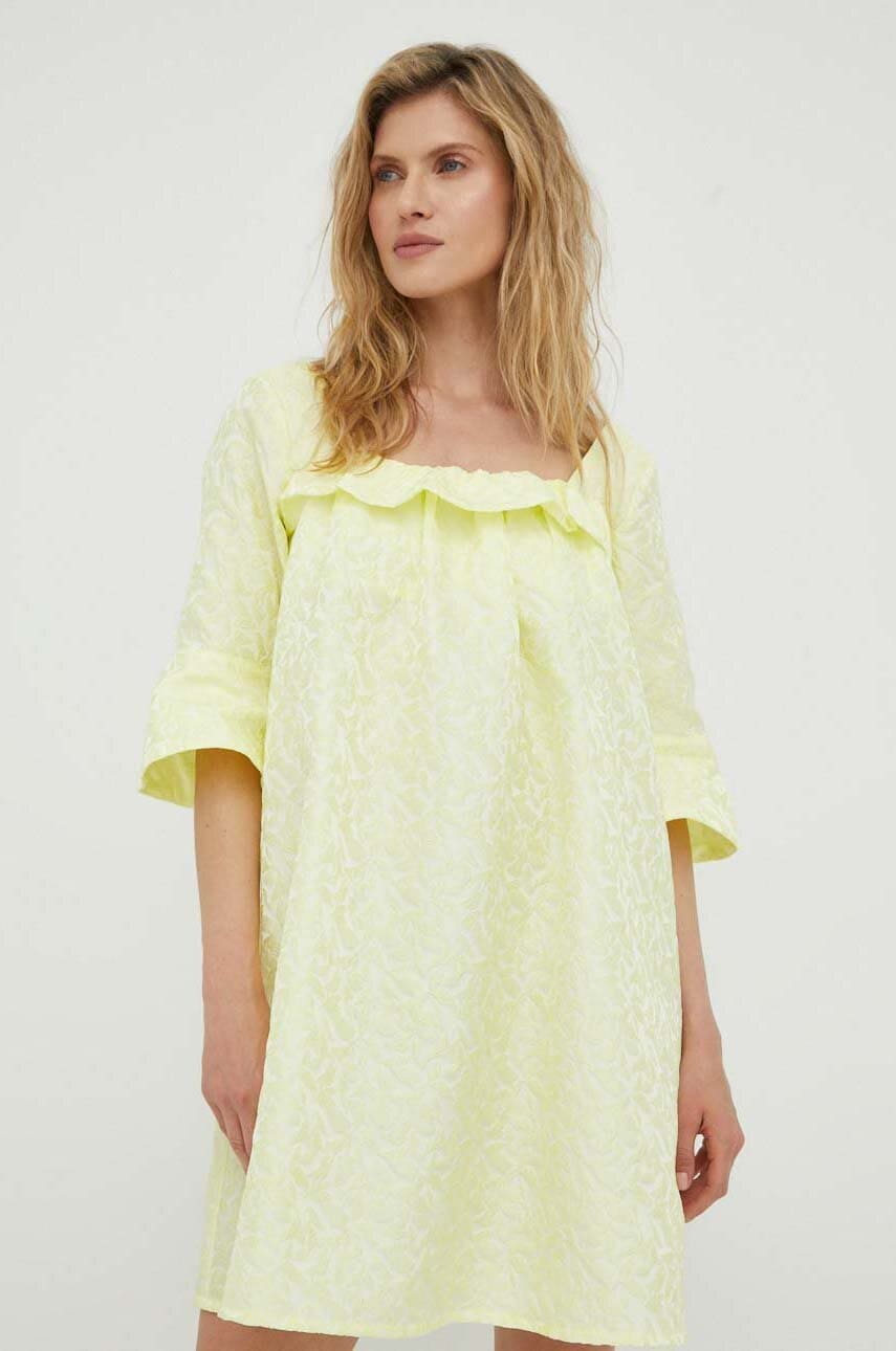 Résumé rochie culoarea galben