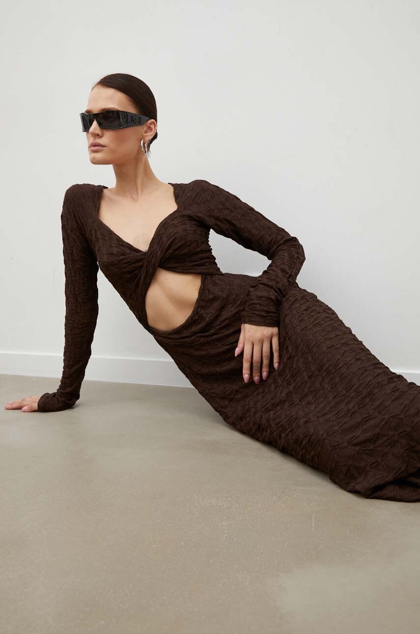 Résumé rochie culoarea maro