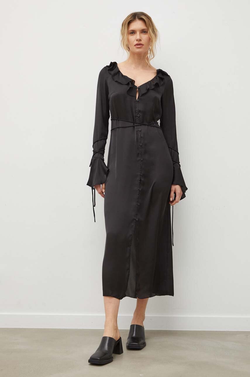 Résumé rochie culoarea negru