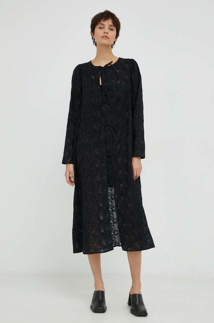 Résumé rochie culoarea negru