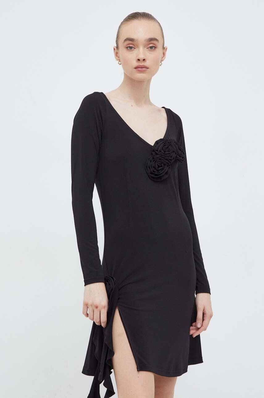 Résumé rochie culoarea negru