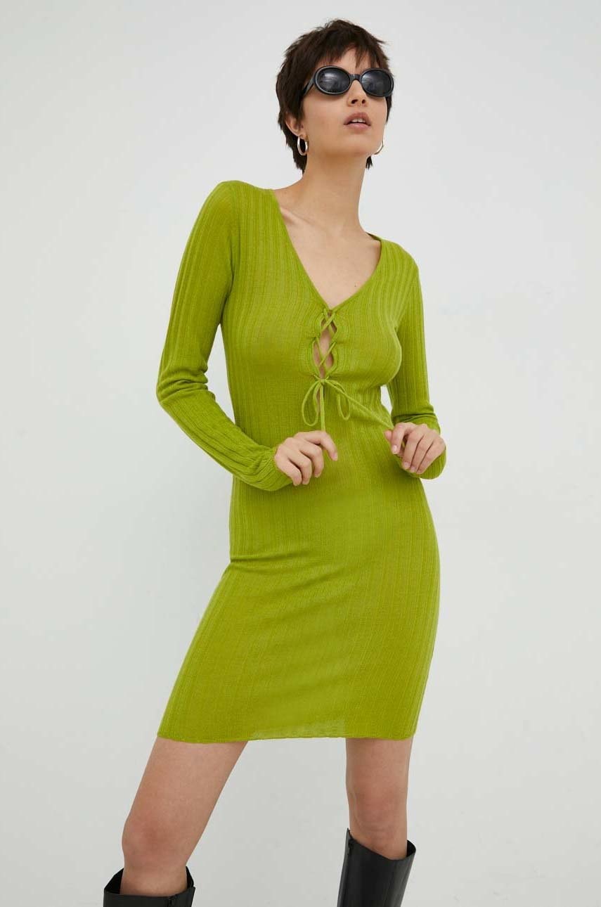 Résumé rochie din lana culoarea verde