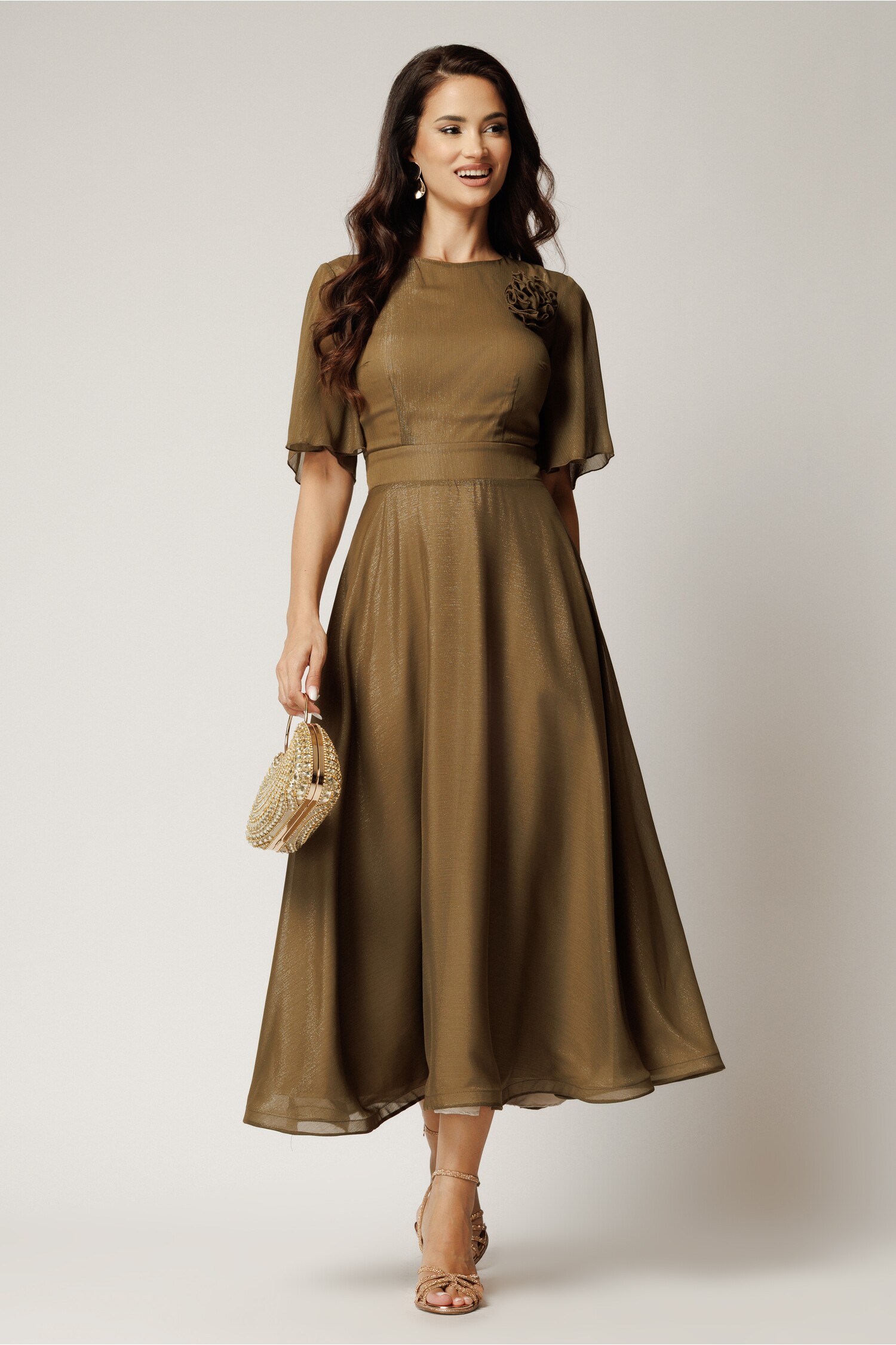 Rochie DY Fashion lunga kaki din voal cu fir lurex in clos cu accesoriu la bust