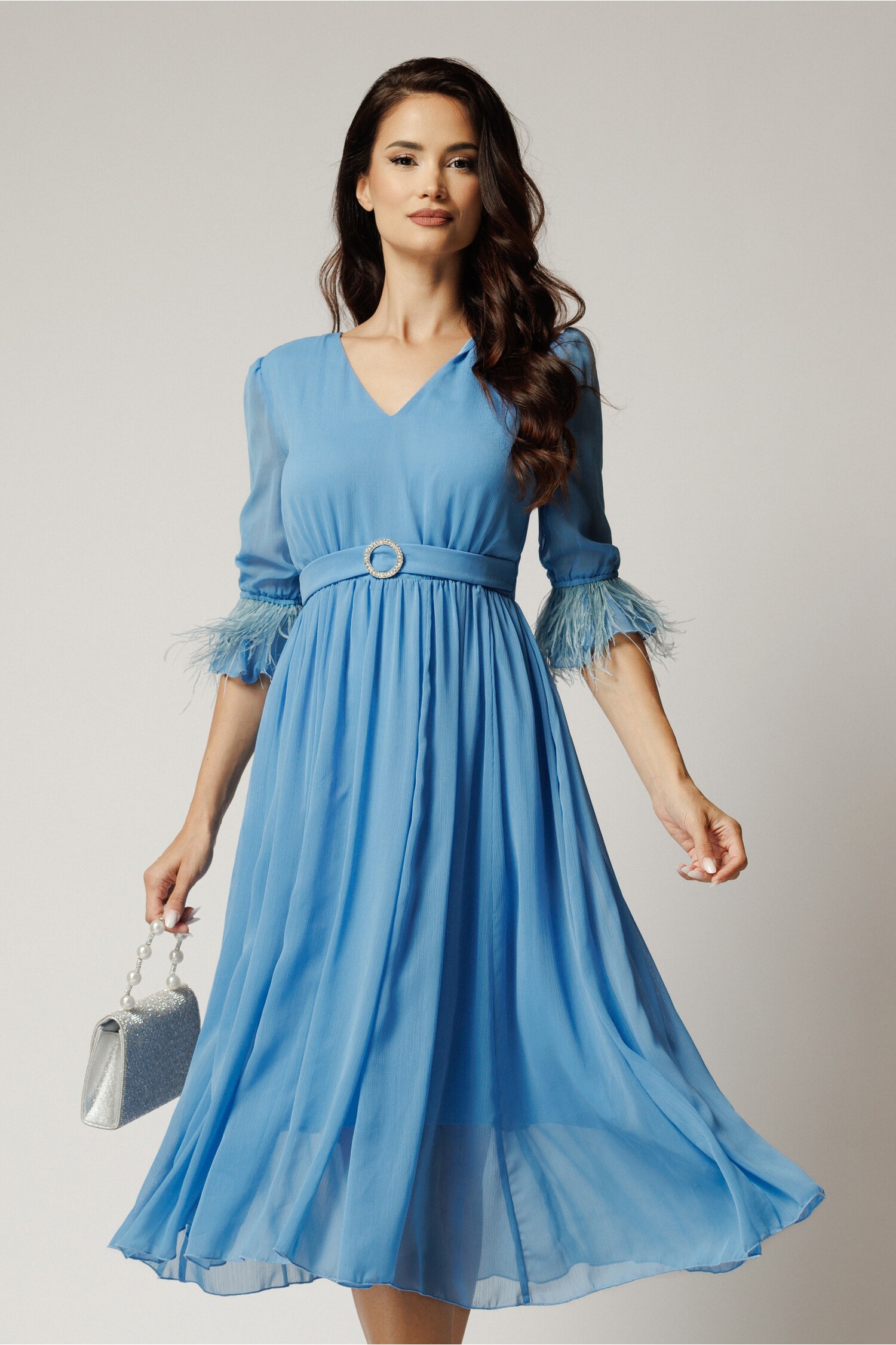 Rochie DY Fashion midi bleu din voal in clos cu pene la maneci si accesoriu in talie