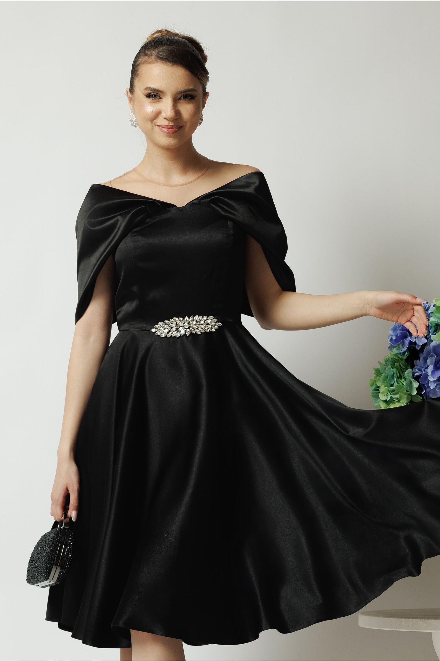 Rochie Ella Collection Jolie eleganta din tafta neagra cu accesoriu metalic in talie