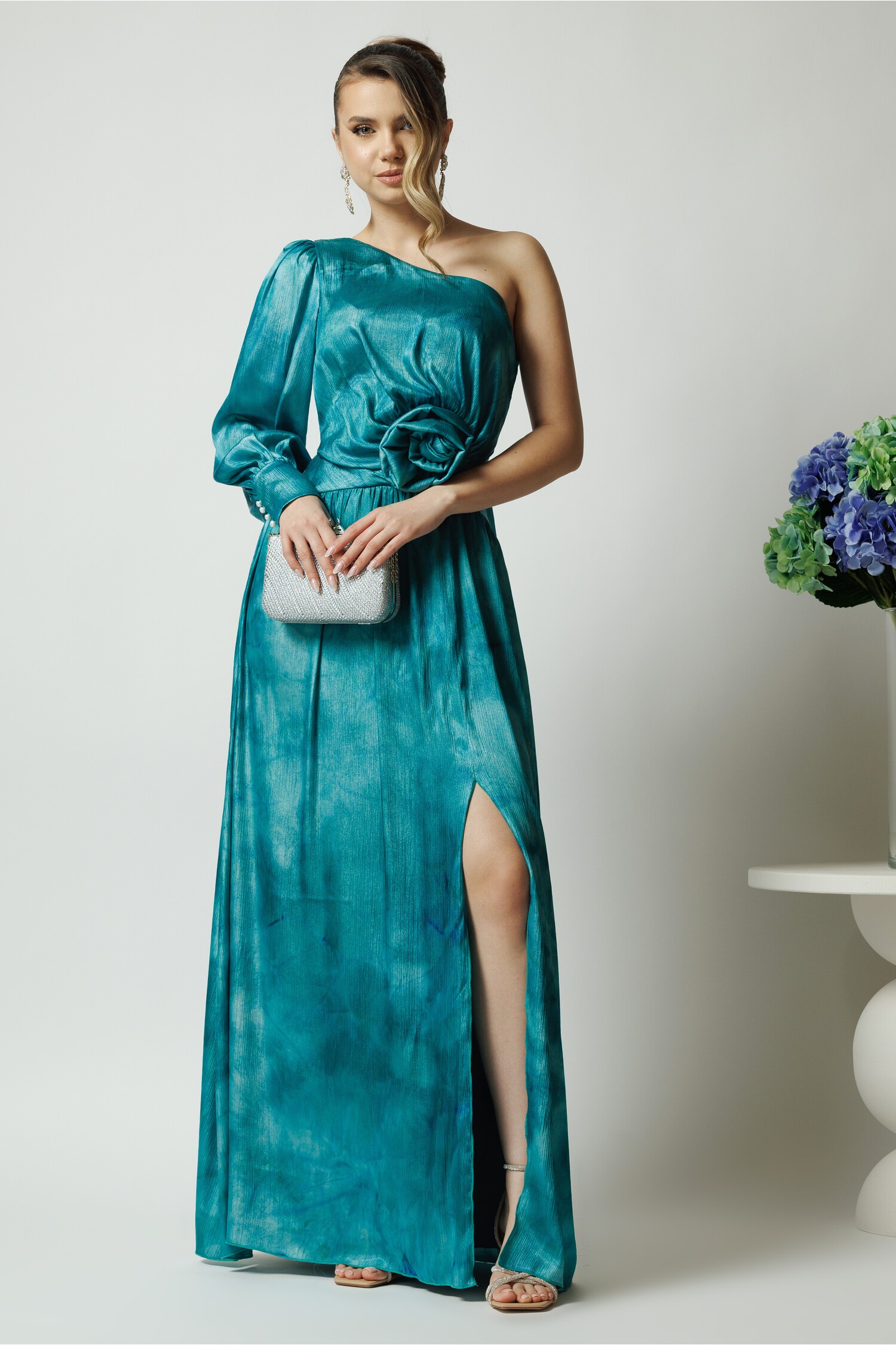 Rochie Ella Collection Noa lunga de ocazie turcoaz din satin cu floare maxi pe talie