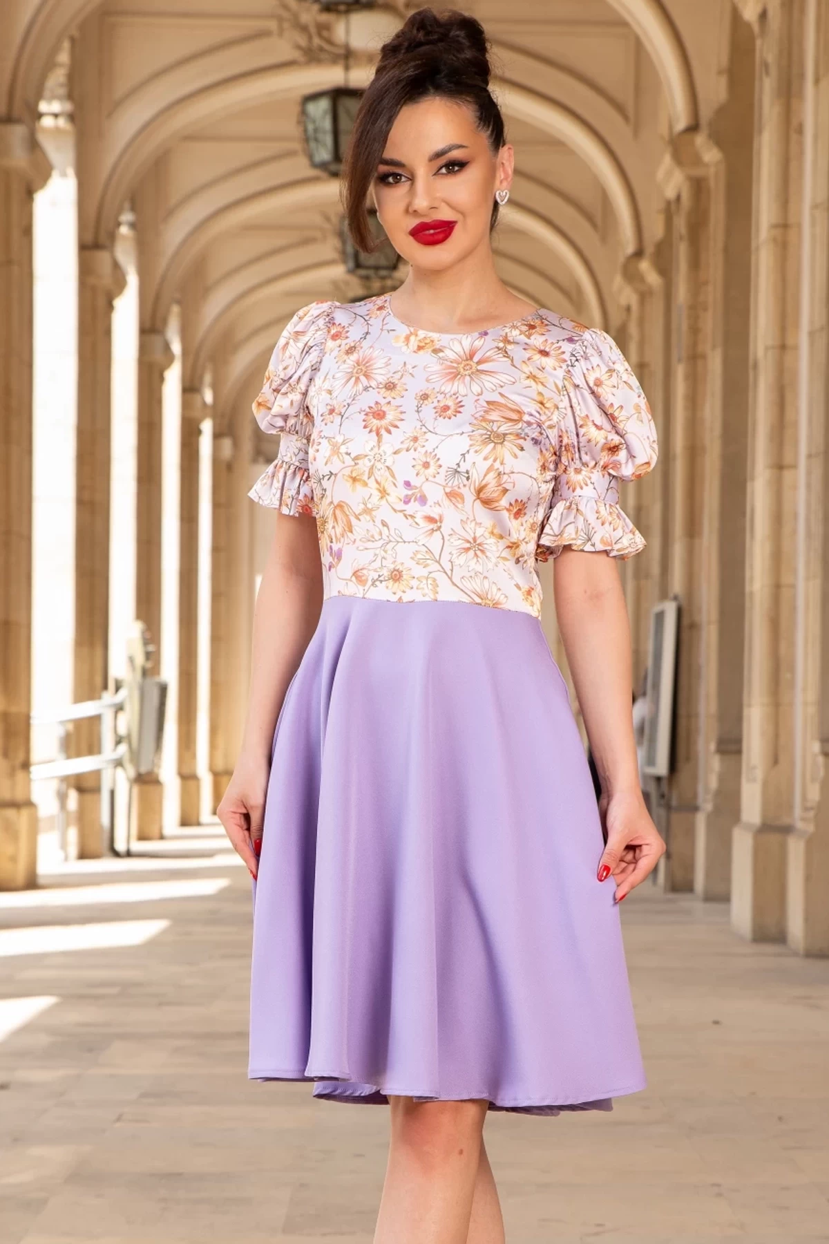 Rochie InPuff de zi in clos lavanda cu maneci bufante si flori delicate