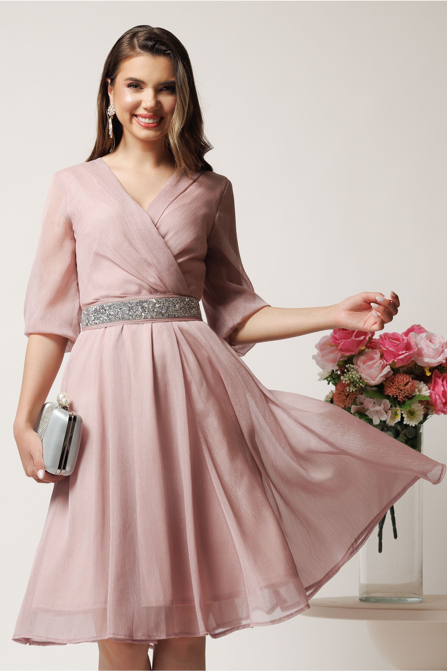 Rochie Julia midi roz in clos cu fir lurex si cordon cu strasuri
