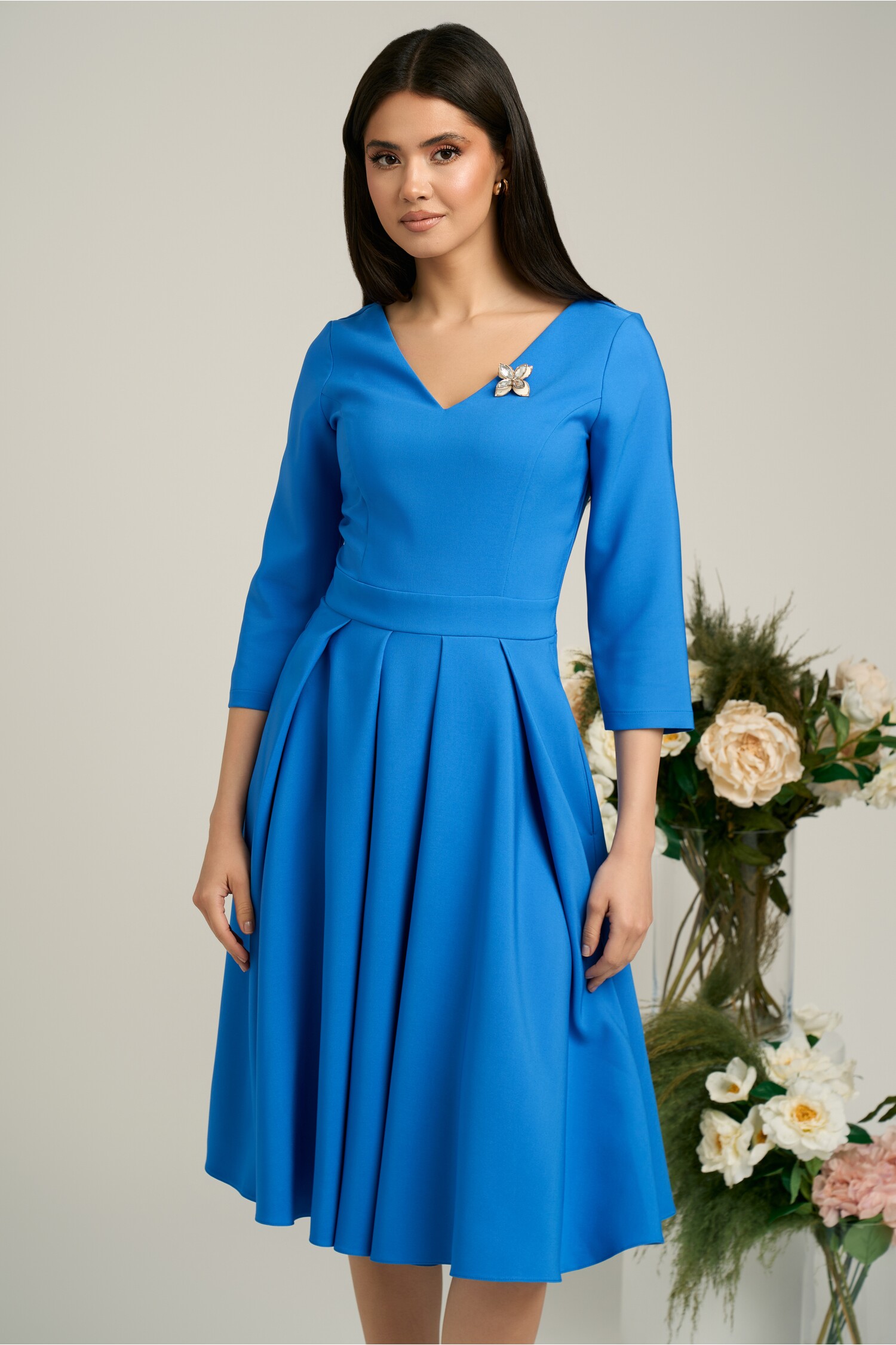 Rochie LaDonna albastra midi cu decolteu adanc si brosa detasabila