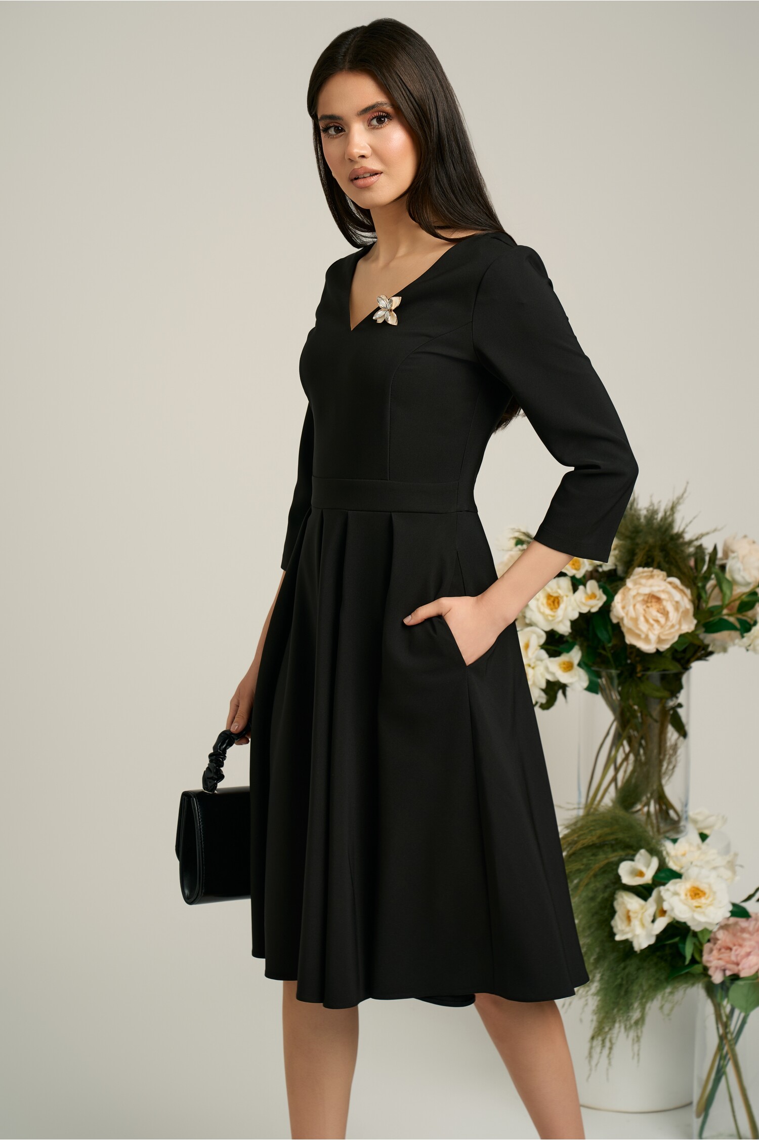 Rochie LaDonna neagra midi cu decolteu adanc si brosa detasabila