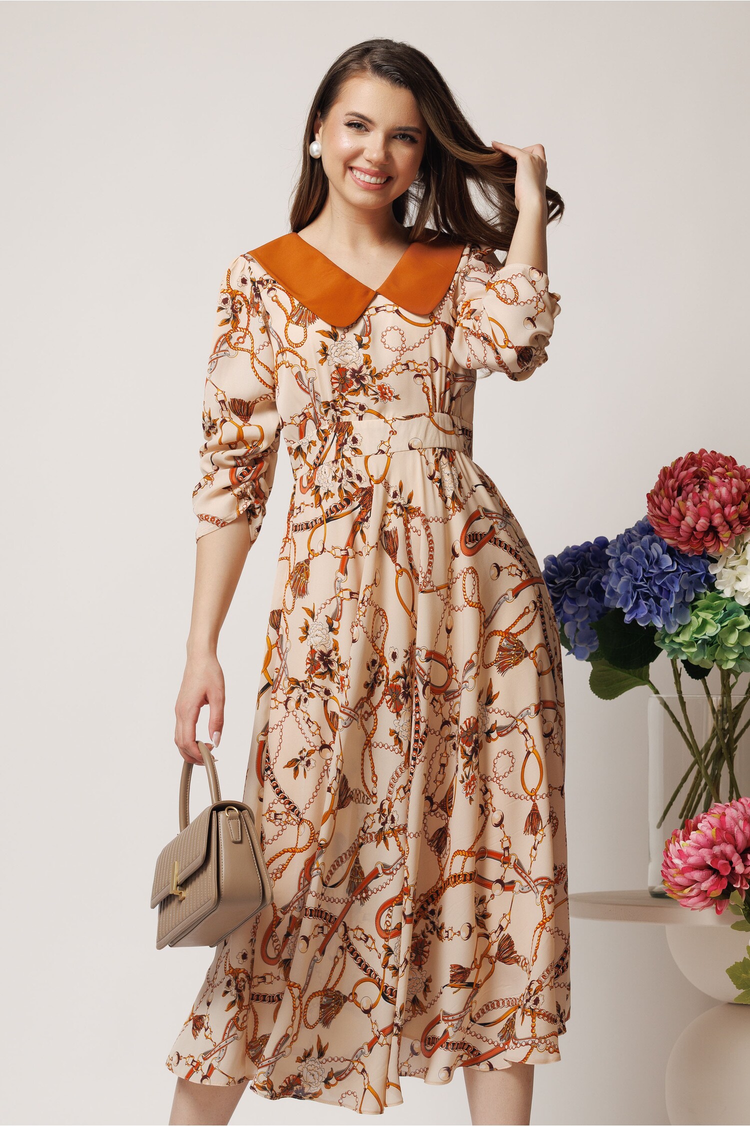Rochie LaDonna office din voal bej cu print chain si guler maxi maro