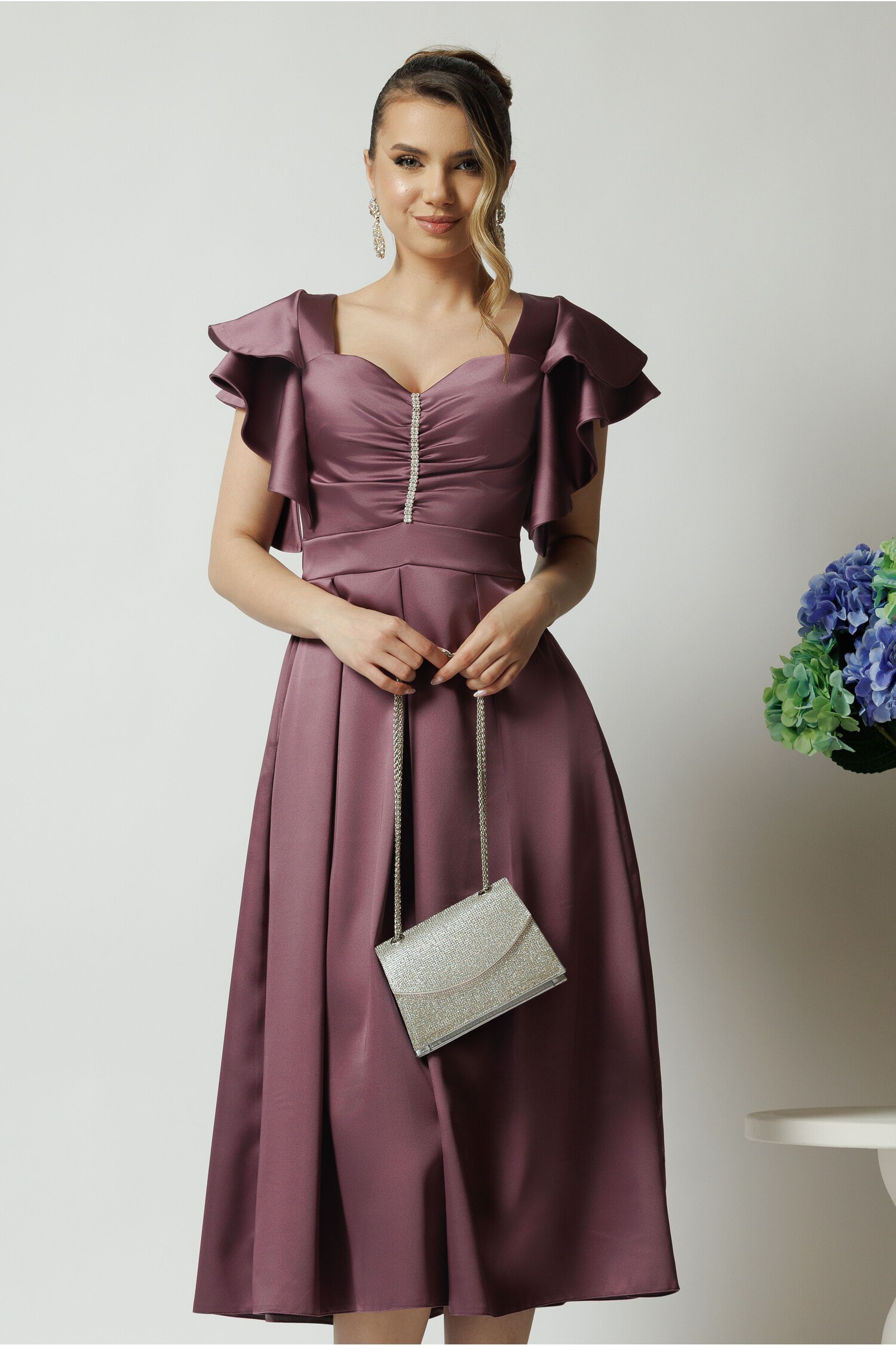 Rochie Moze eleganta din satin mov cu accesoriu la bust