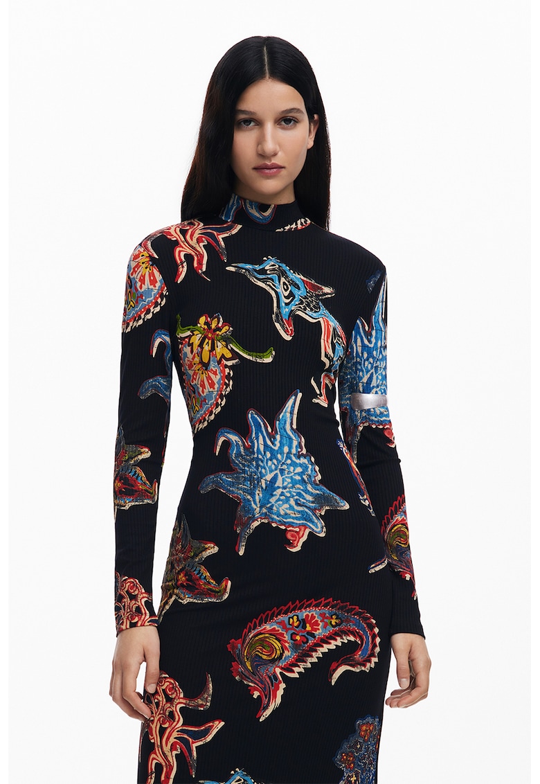 Rochie cu croiala dreapta - model si guler inalt