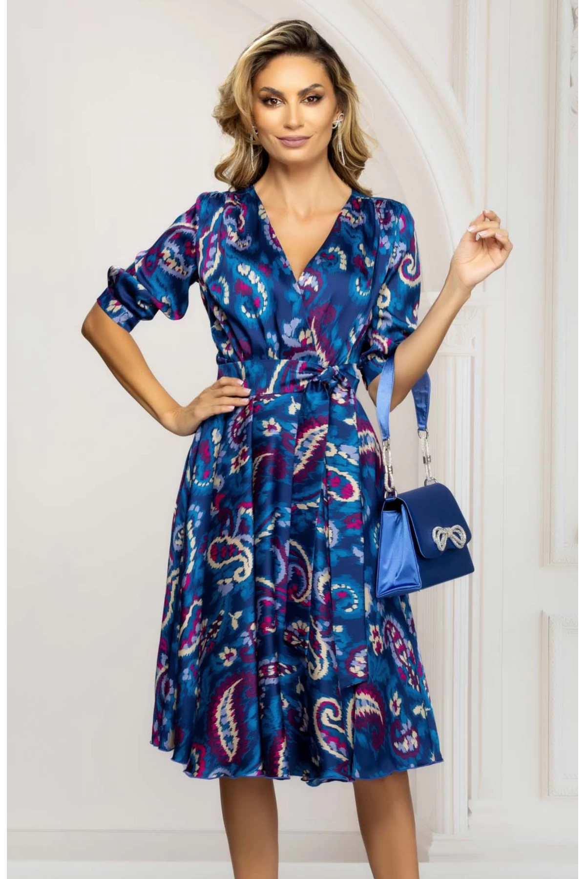 Rochie de zi eleganta albastra in clos cu imprimeu paisley