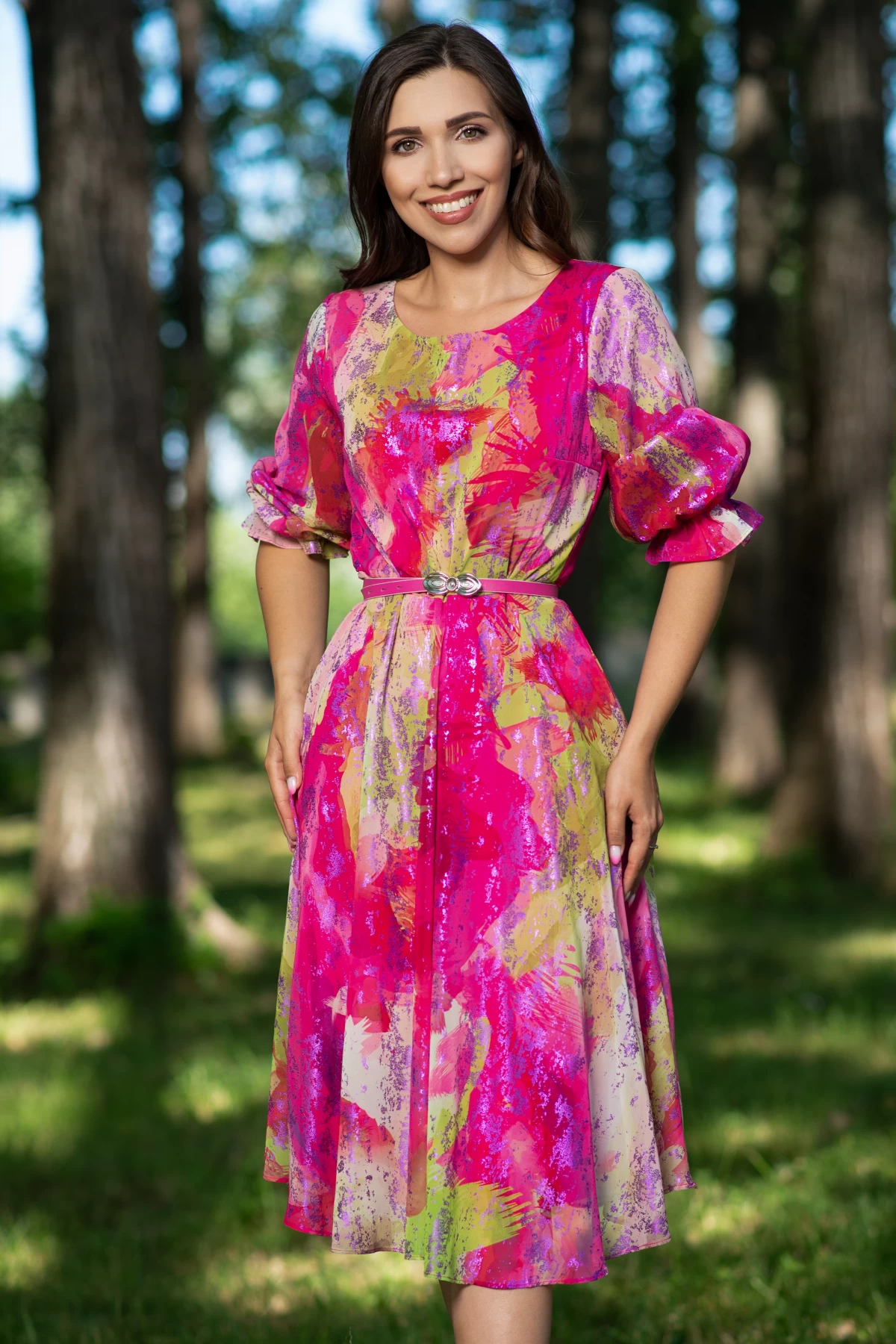Rochie de zi in clos Aisha din voal fucsia cu imprimeu tip pictura