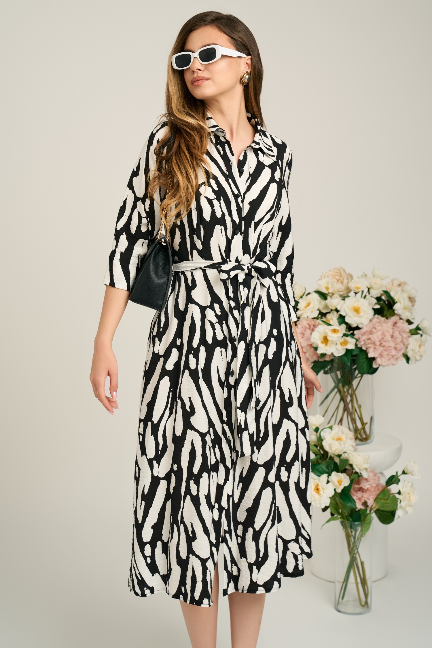 Rochie de zi tip camasa din crep neagra cu imprimeu alb si cordon in talie