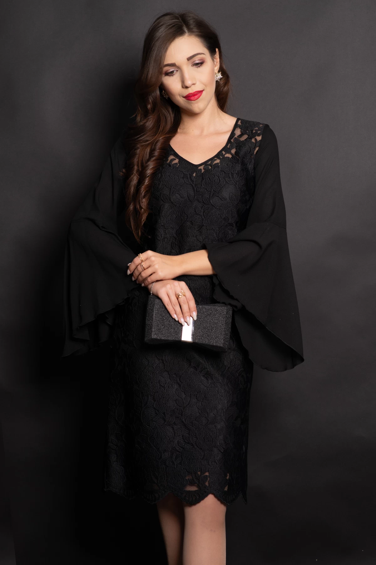 Rochie din dantela neagra midi de ocazie cu maneci din voal asimetrice