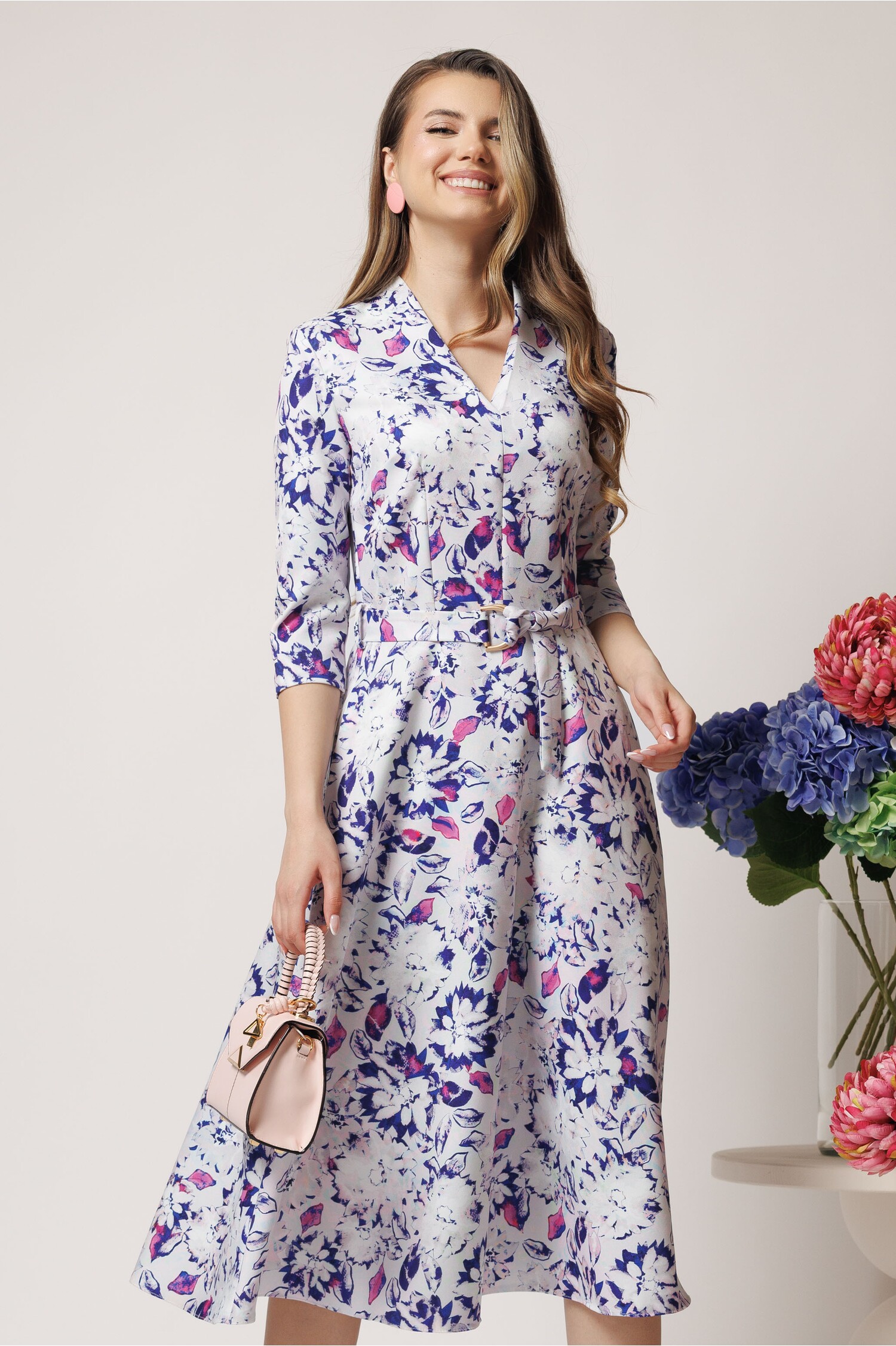 Rochie din stofa alba midi de zi cu imprimeuri albastre si decolteu