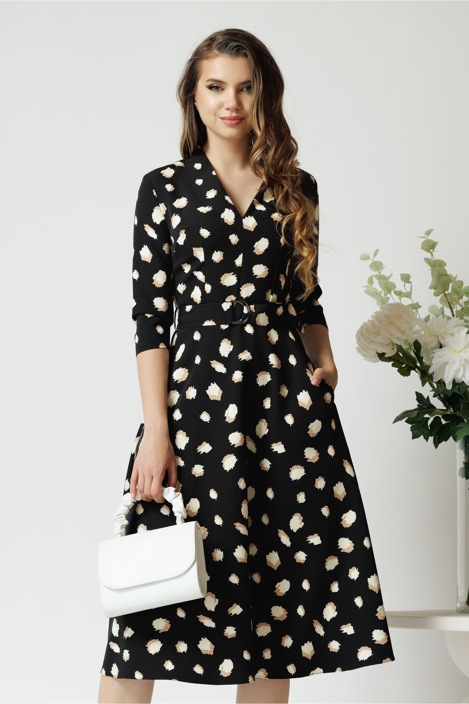 Rochie din stofa neagra midi de zi cu imprimeuri bej si decolteu