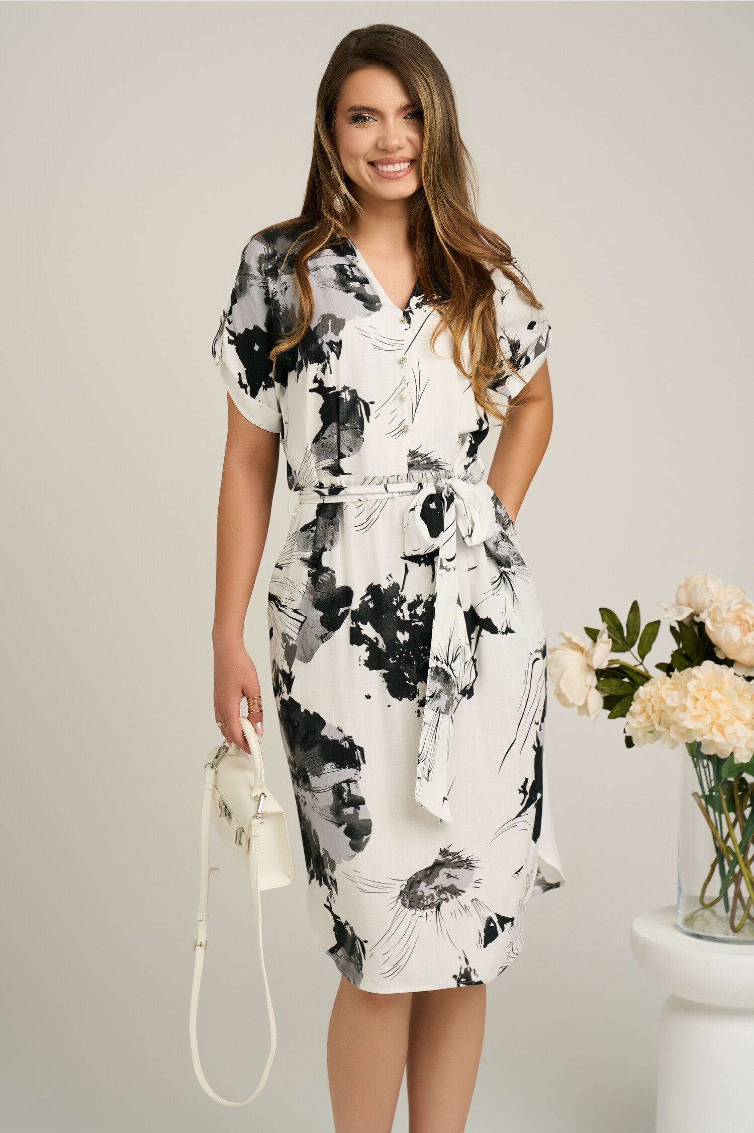 Rochie din viscoza alba cu imprimeuri gri si cordon in talie