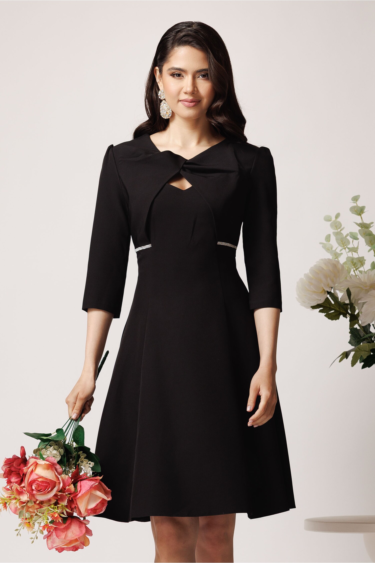 Rochie eleganta din stofa neagra cu strasuri in talie si decupaj la decolteu