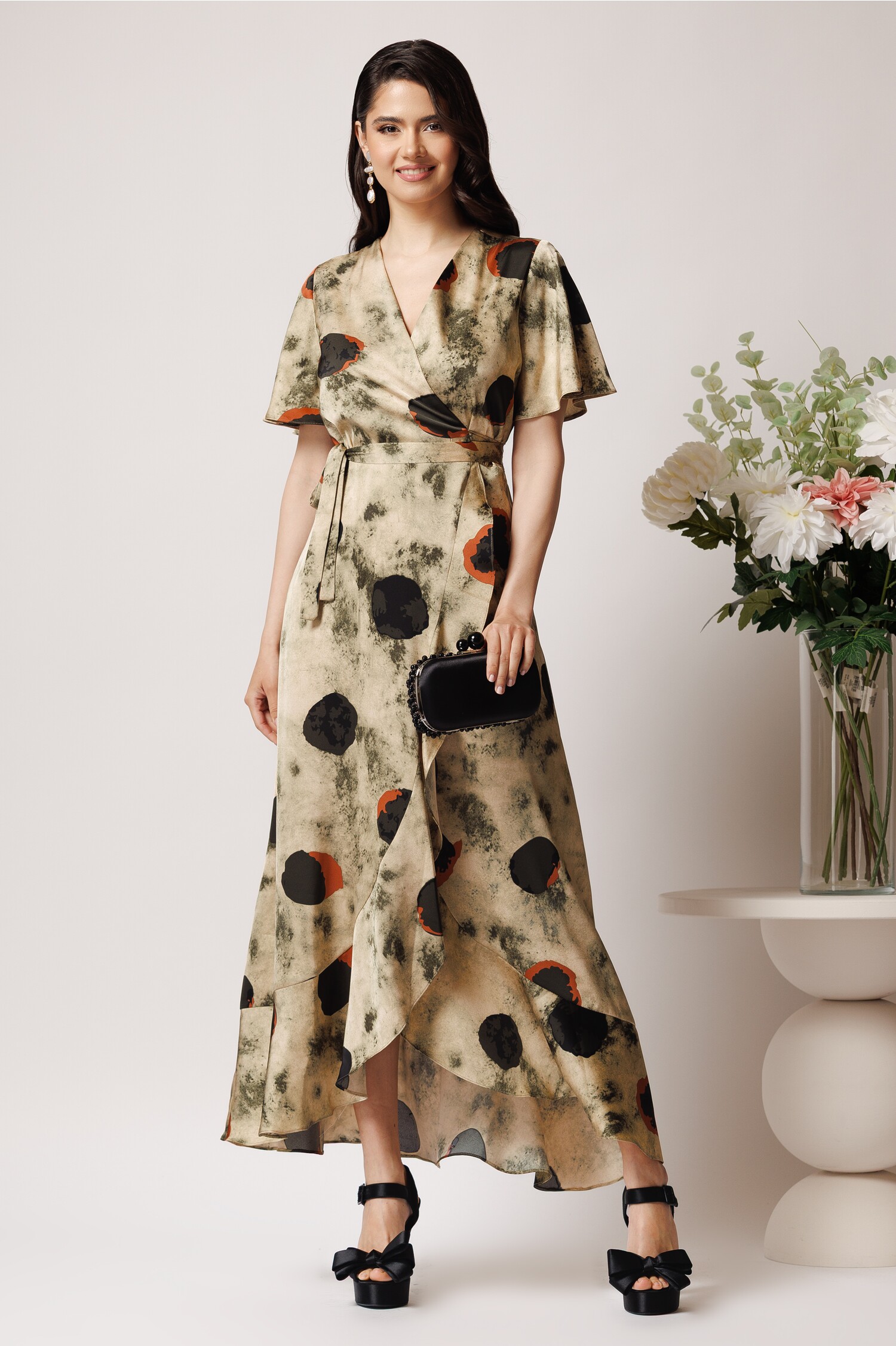 Rochie lunga bej cu buline negre din satin cu croi petrecut