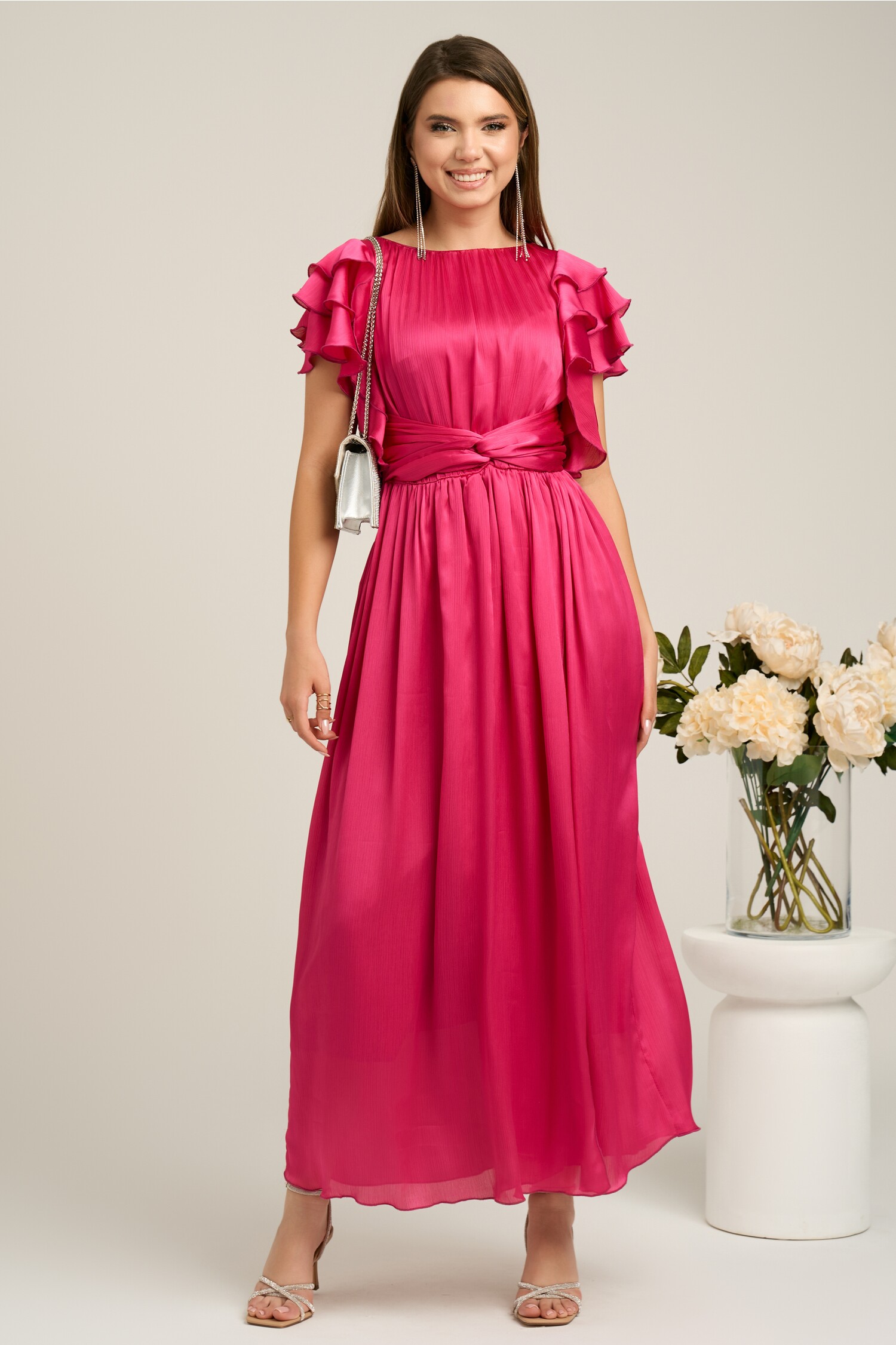 Rochie lunga eleganta din voal fucsia cu volanase la maneci