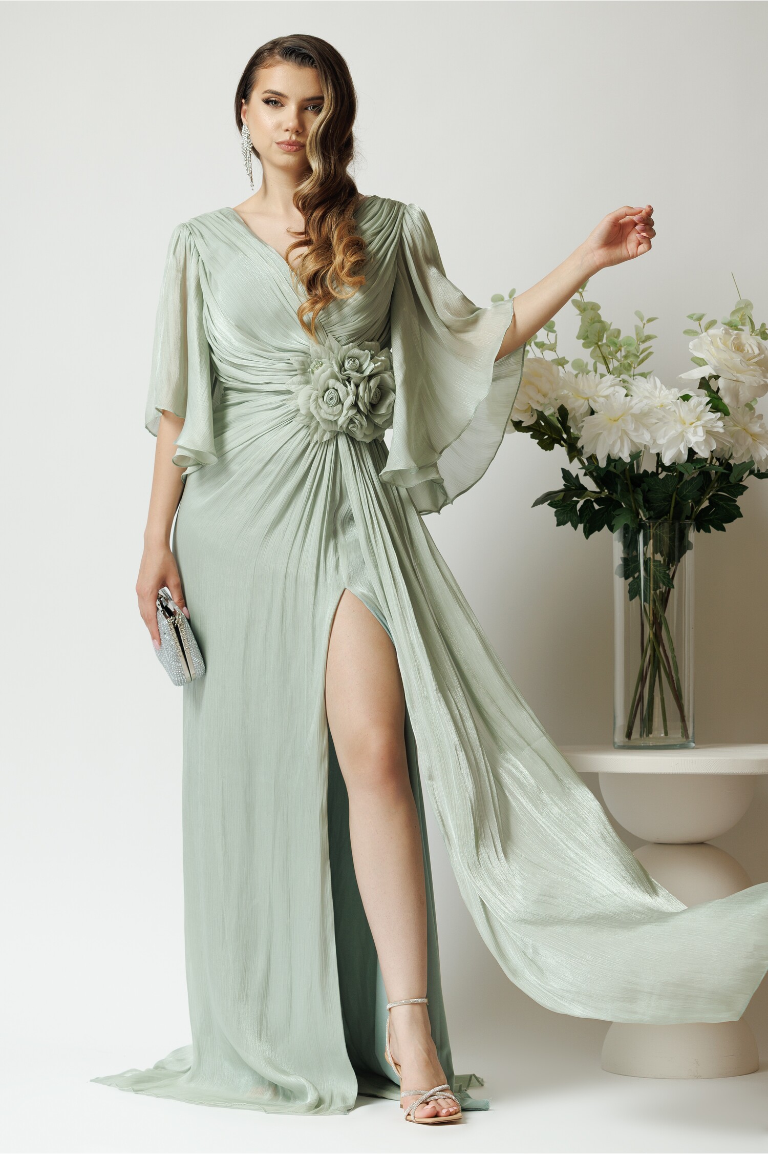 Rochie lunga eleganta din voal verde mint cu reflexii si floare maxi in talie