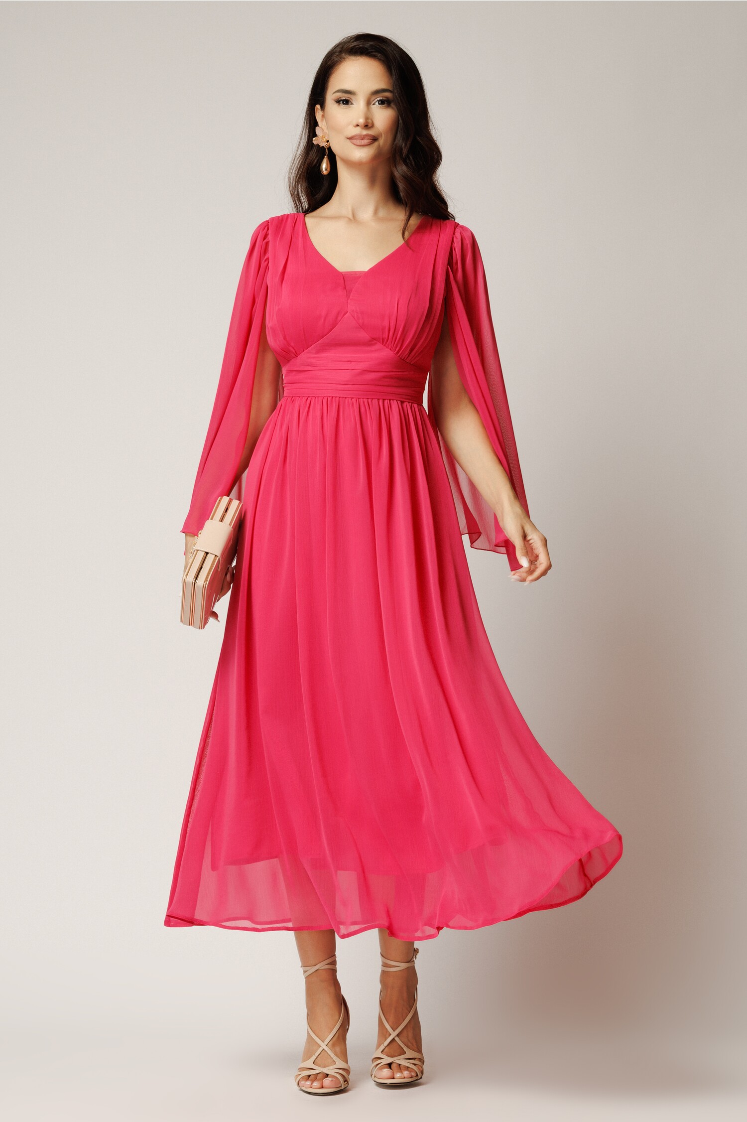Rochie lunga fucsia din voal creponat in clos cu maneci despicate