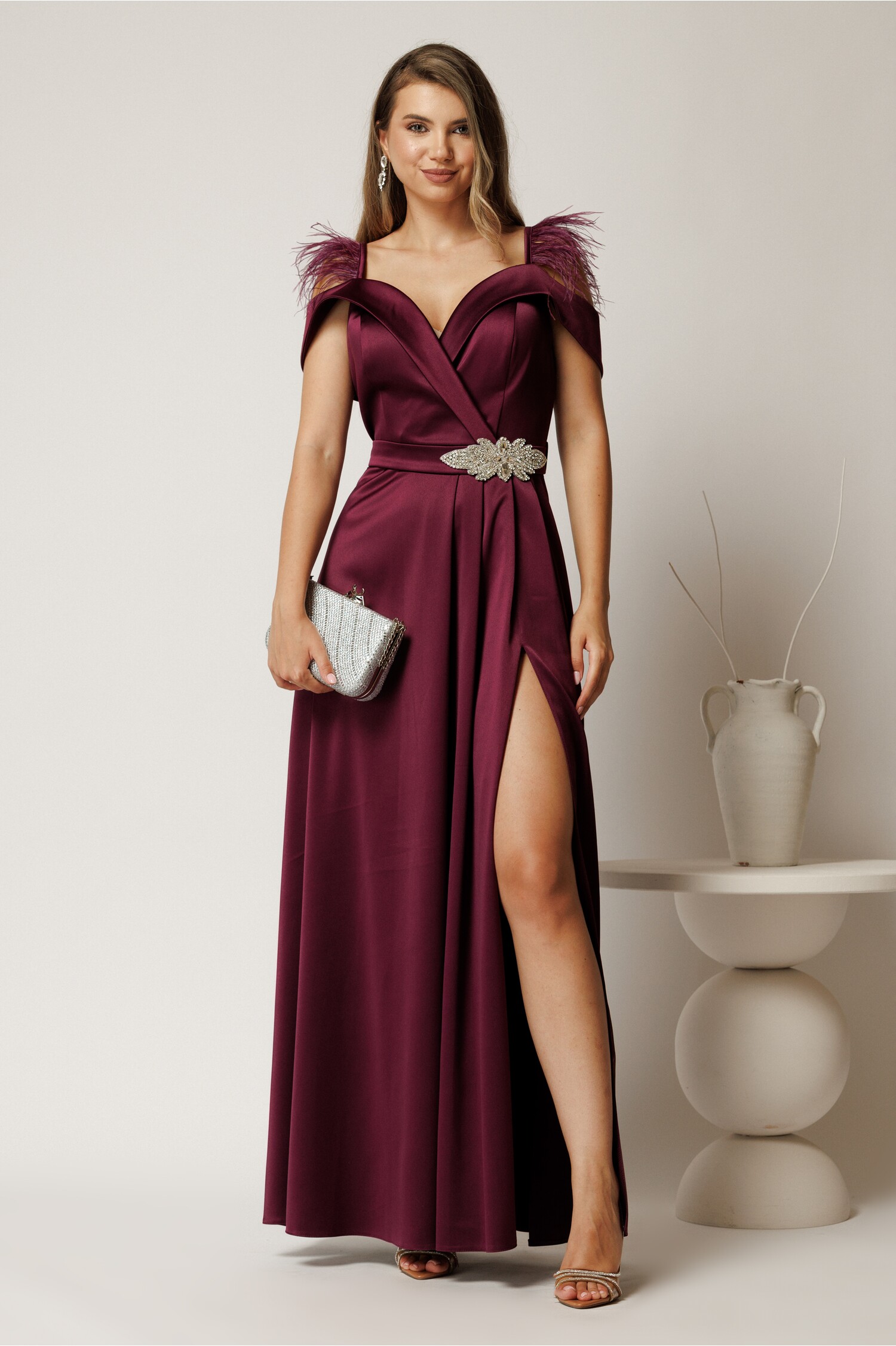 Rochie lunga mov din tafta cu accesoriu in talie si pene la umeri