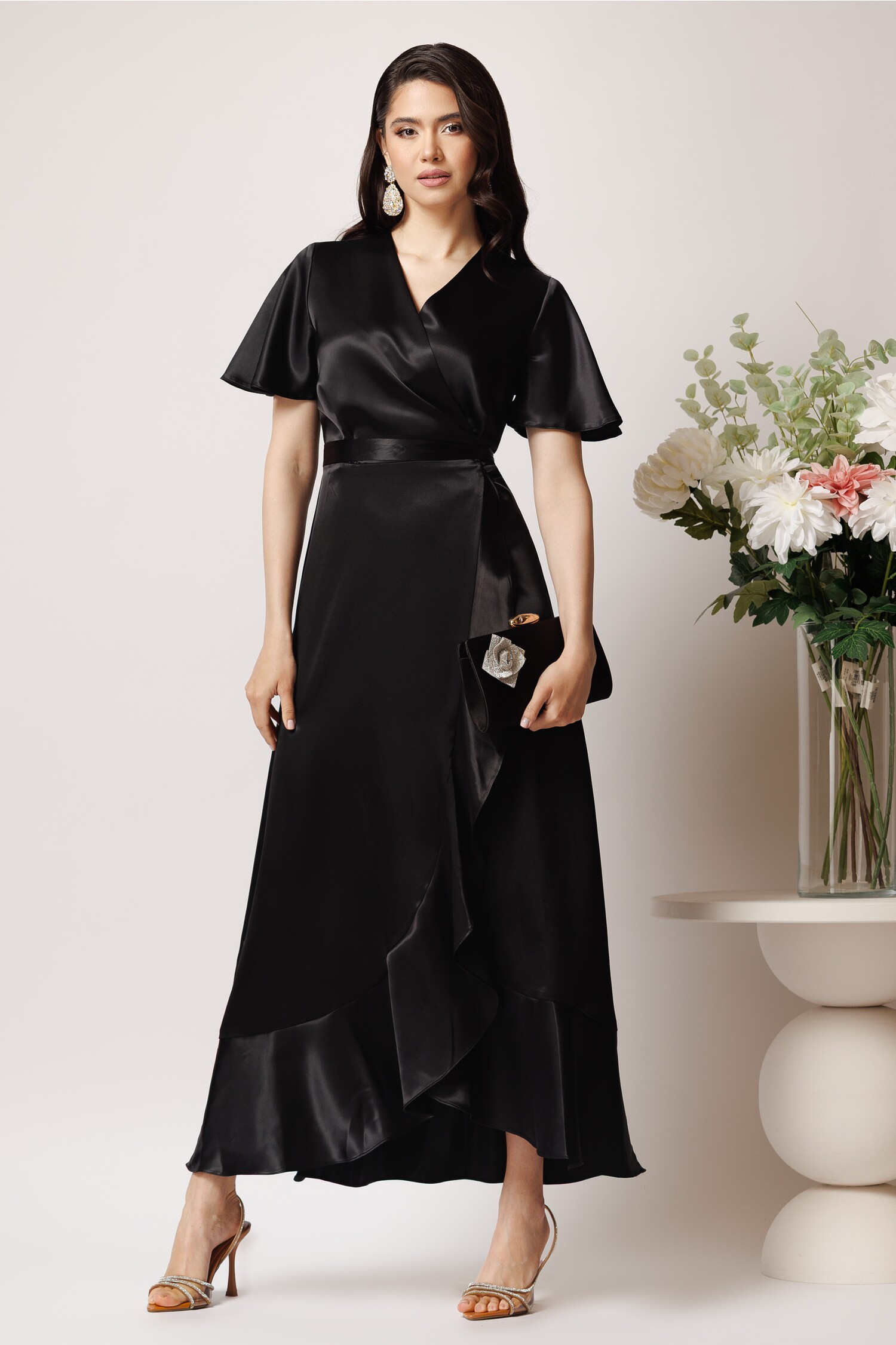 Rochie lunga neagra din satin cu croi petrecut