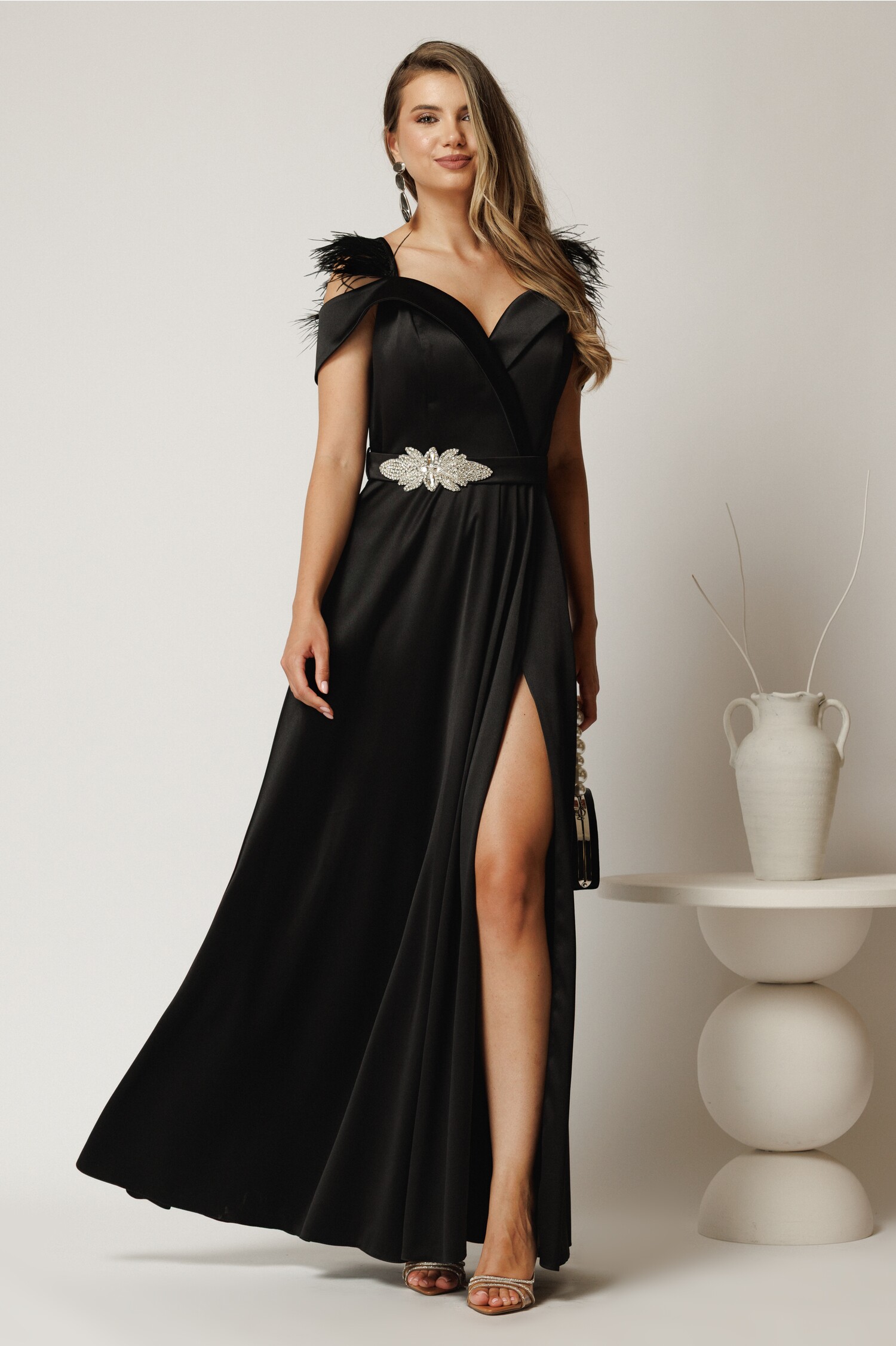 Rochie lunga neagra din tafta cu accesoriu in talie si pene la umeri