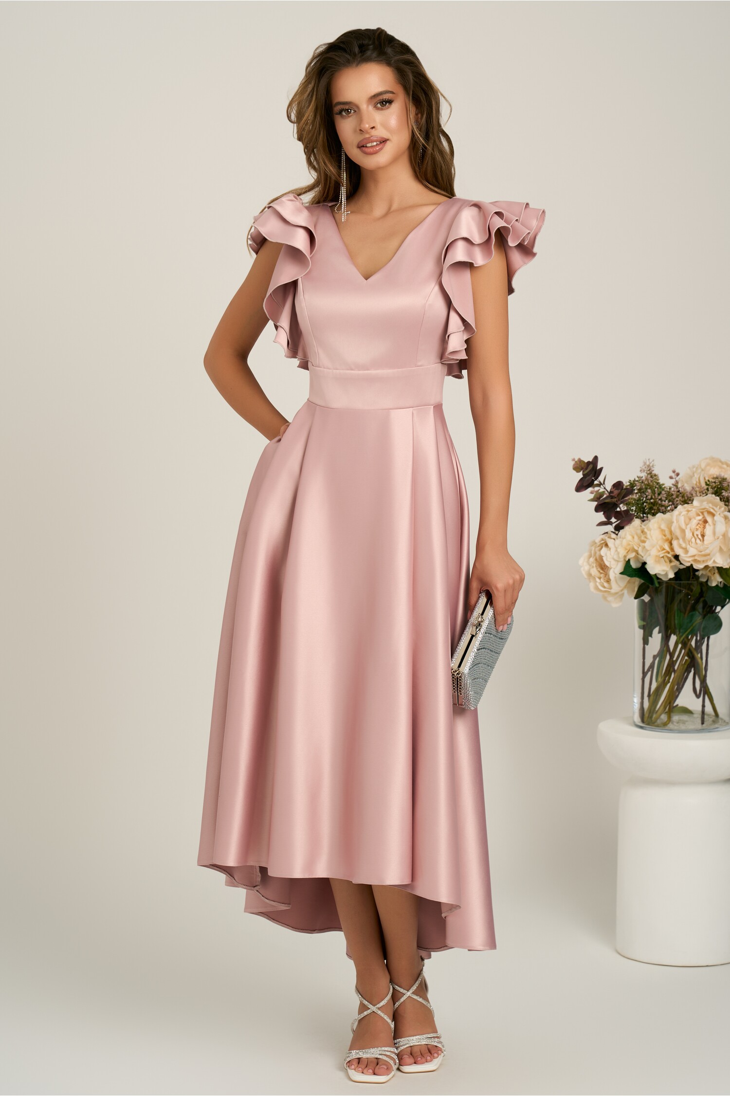 Rochie lunga roz din tafta subtire in clos cu volanase la bust