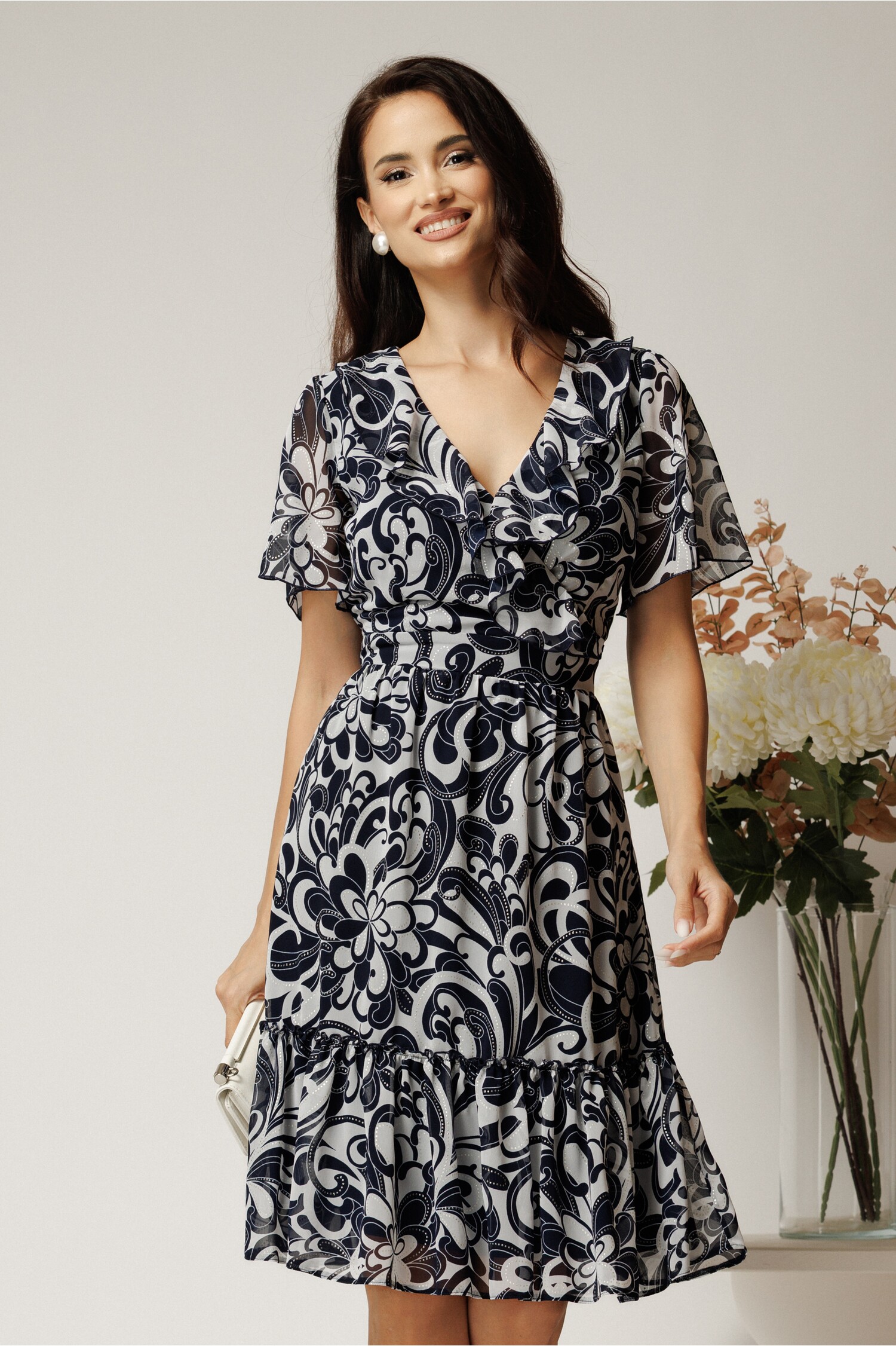 Rochie midi alba din voal cu imprimeu bleumarin si volane