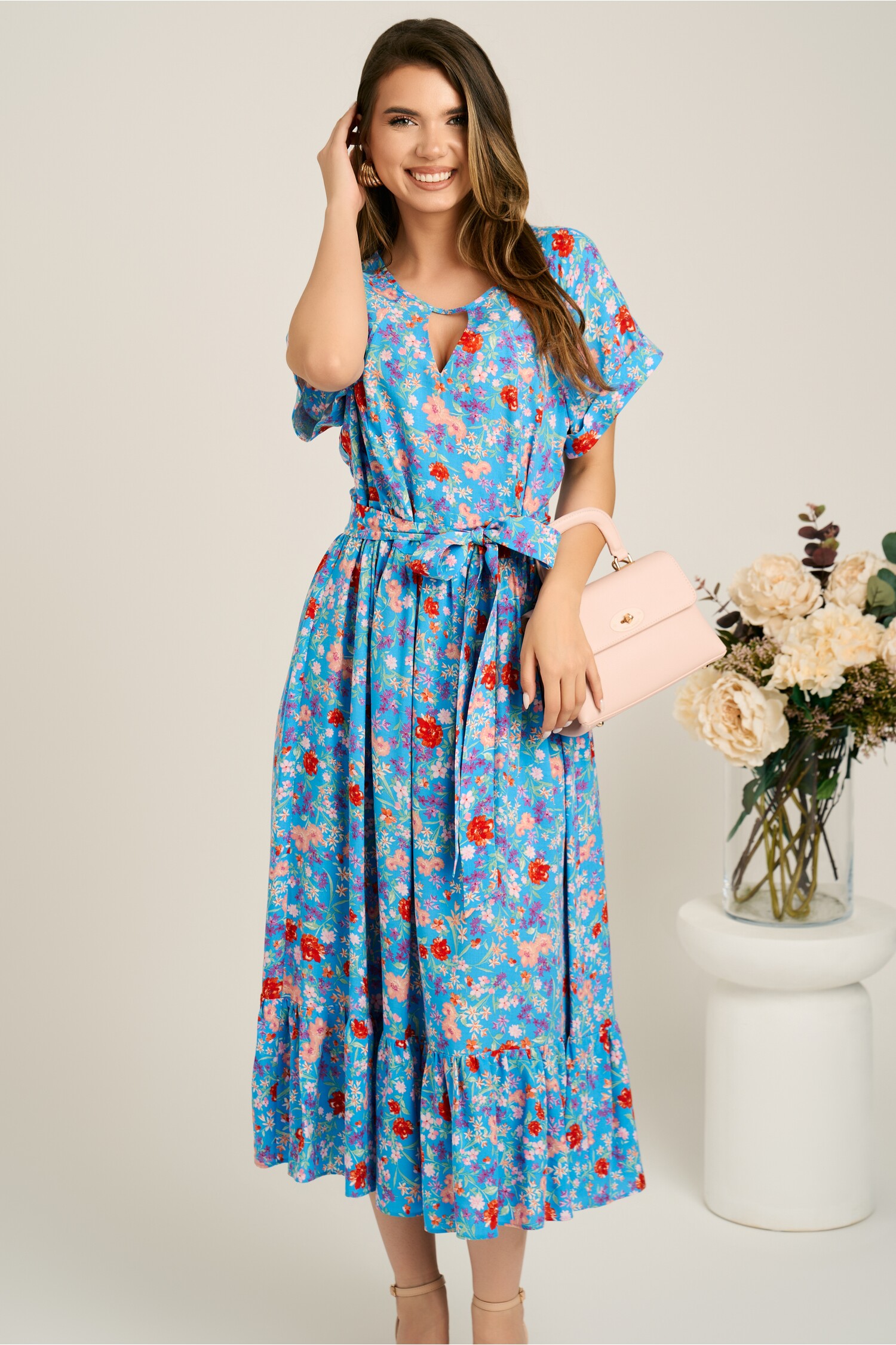 Rochie midi albastra din viscoza in clos cu flori roz si cordon in talie