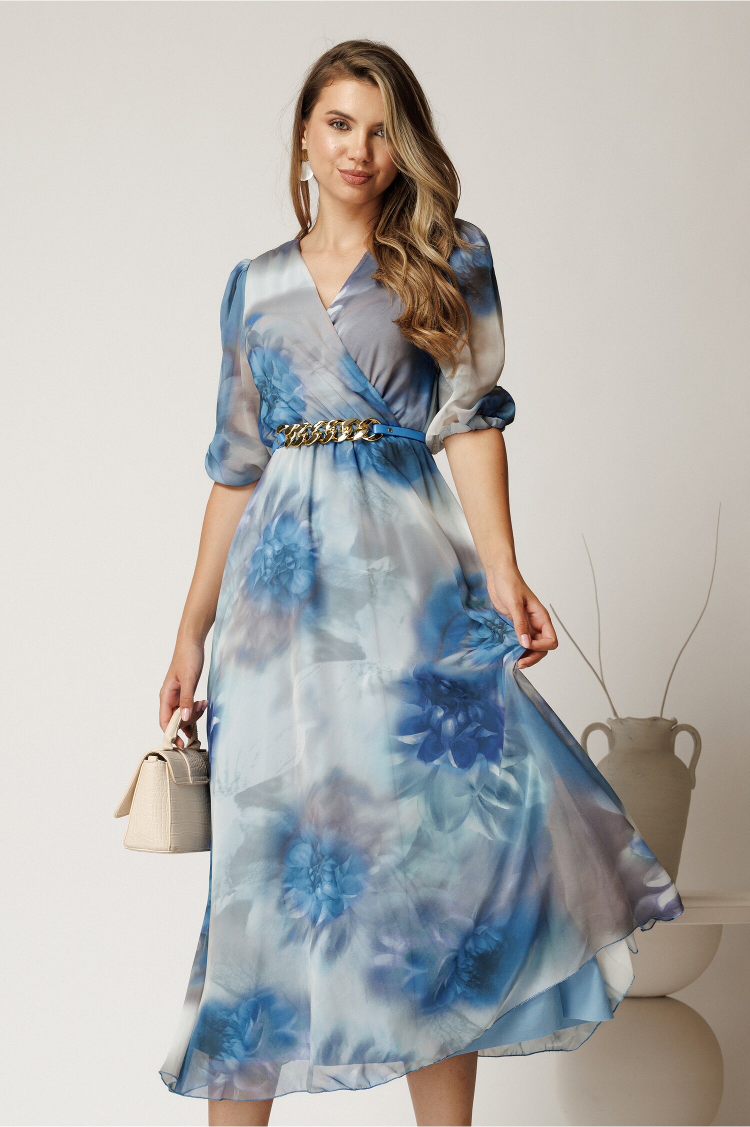 Rochie midi bleu din voal cu imprimeuri si curea in talie