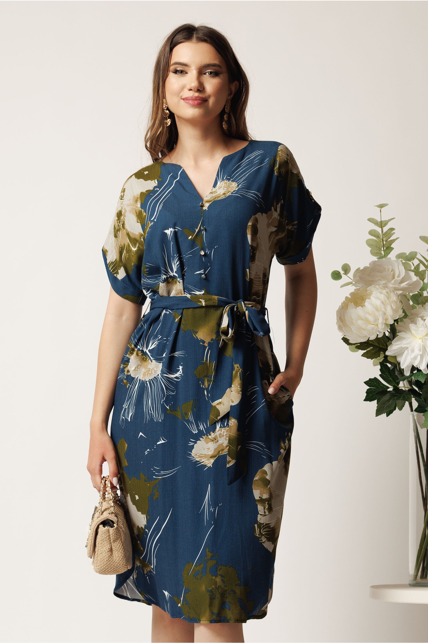 Rochie midi bleumarin cu imprimeuri kaki si cordon in talie