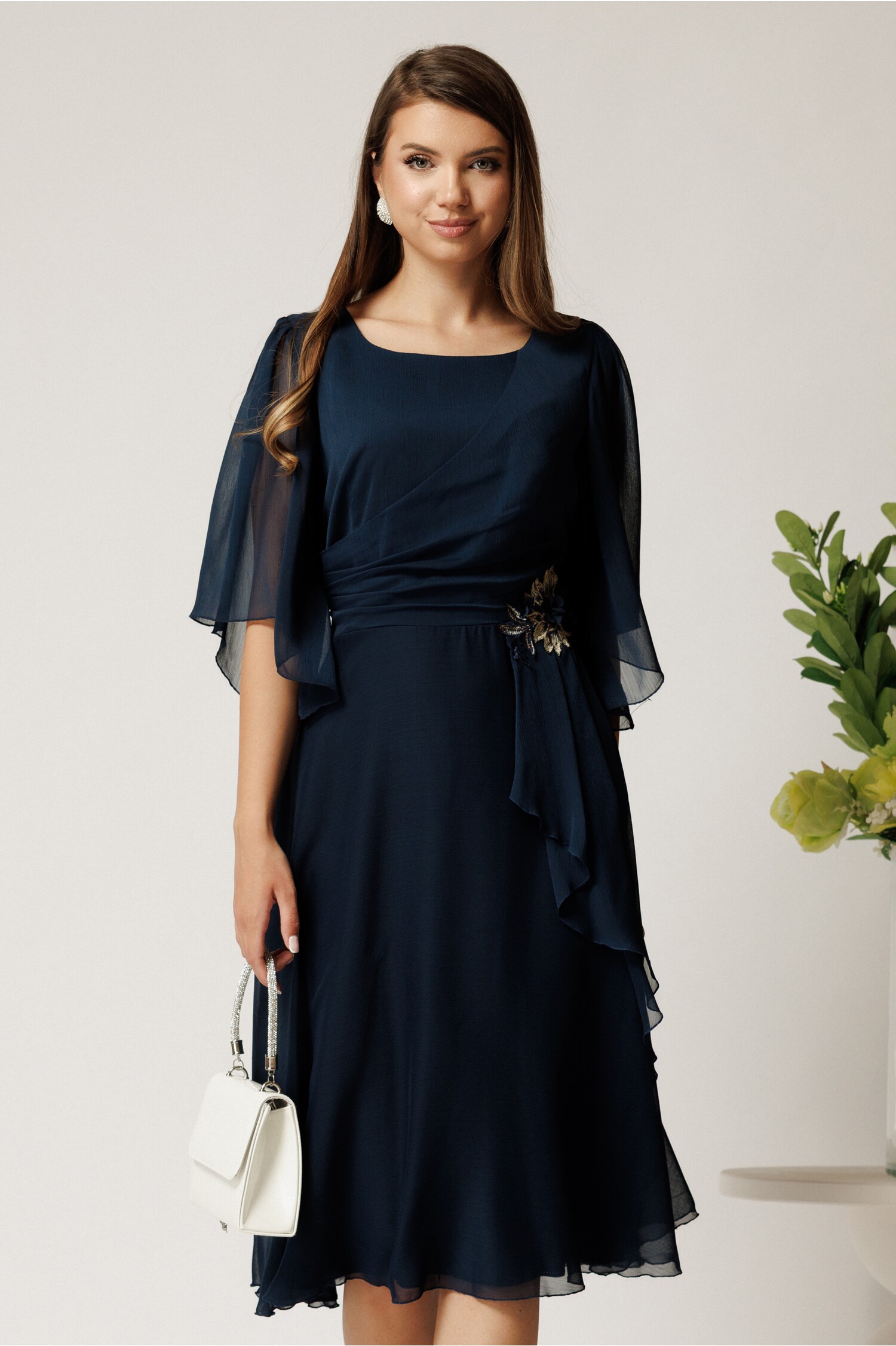 Rochie midi bleumarin din voal in clos cu broderie florala pe talie