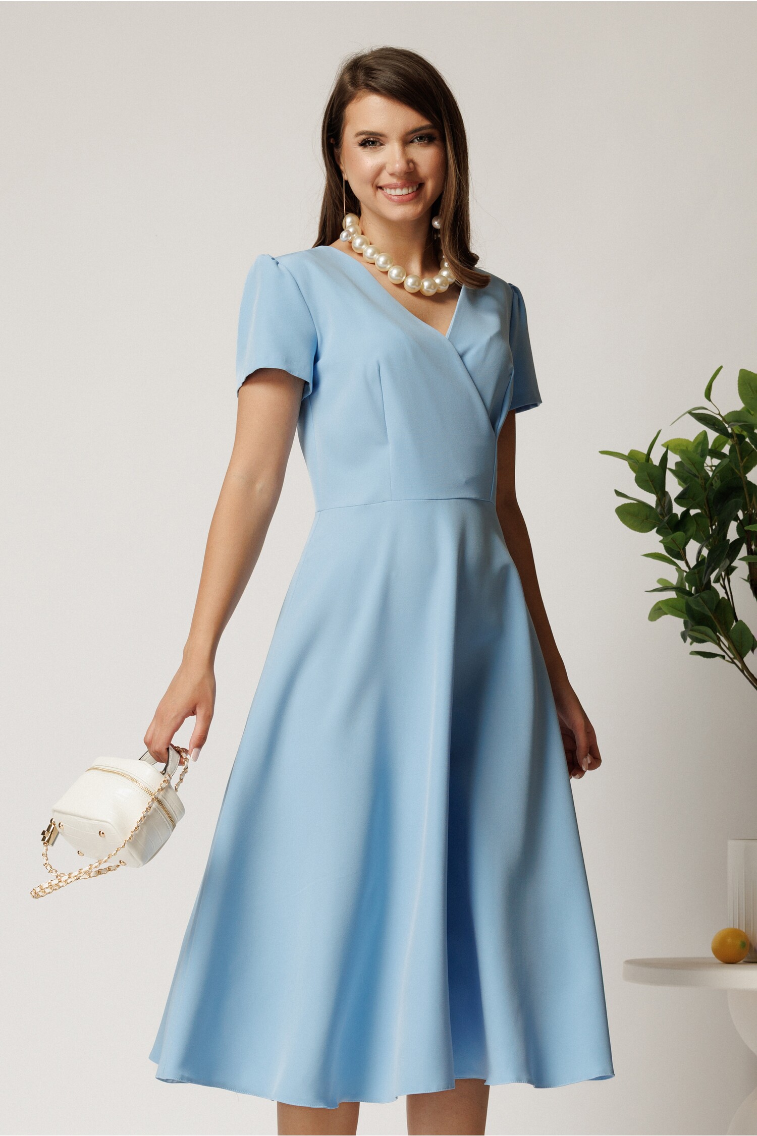 Rochie midi blue din voal in clos cu decolteu petrecut