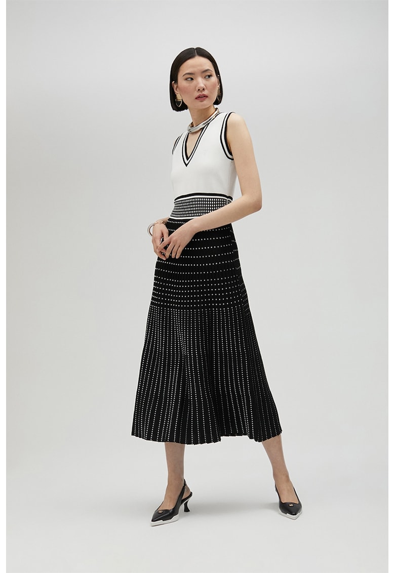 Rochie midi cu decolteu in V - evazata