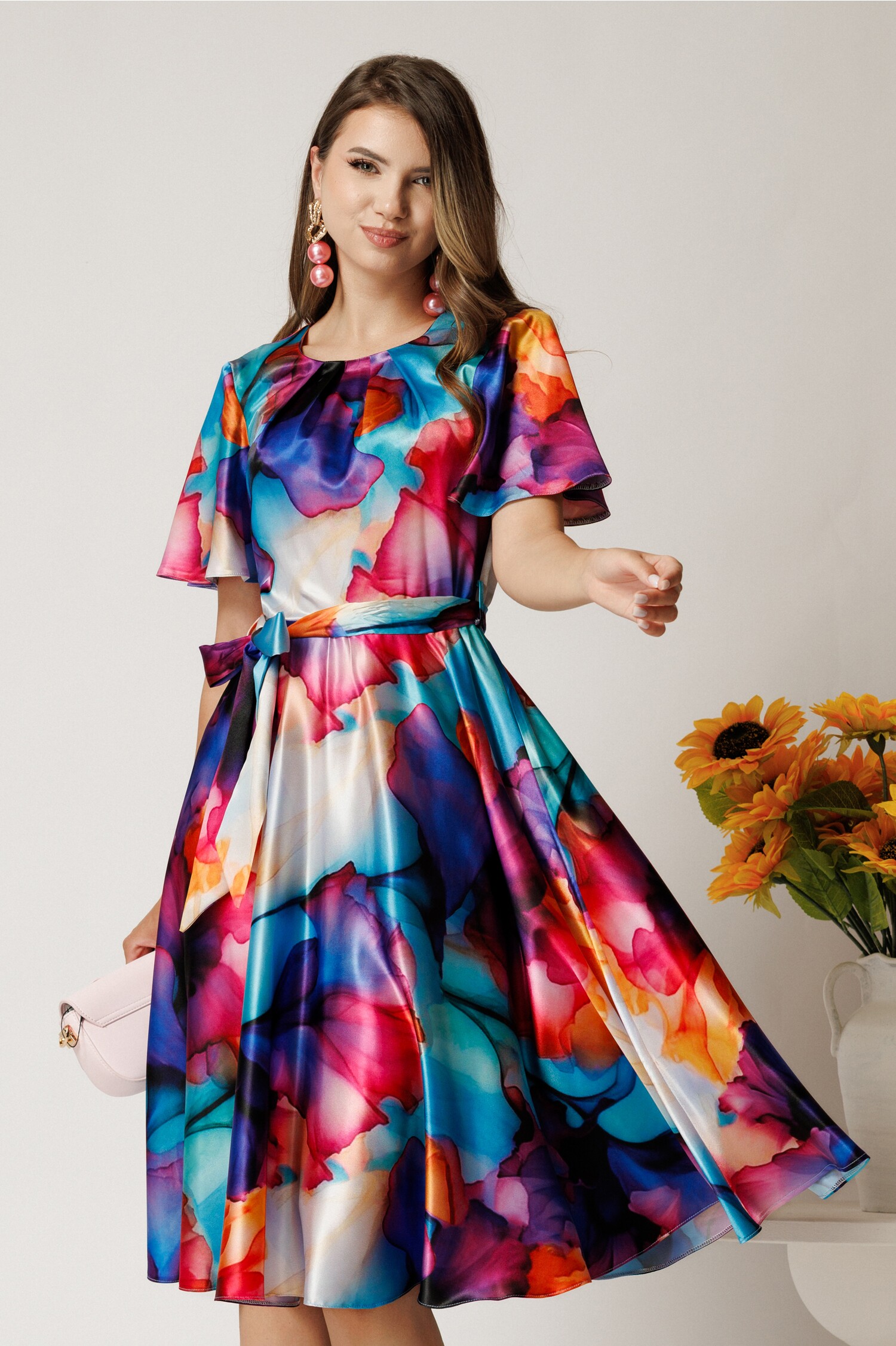 Rochie midi cu imprimeu multicolor din satin in clos cu cordon in talie