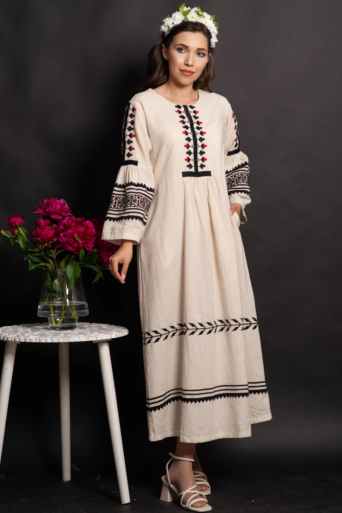 Rochie midi din in Amora cu maneci clopot si broderie